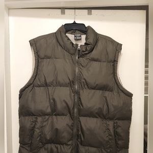 Men L hunter green insulated, front zipper, polyster winter vest.